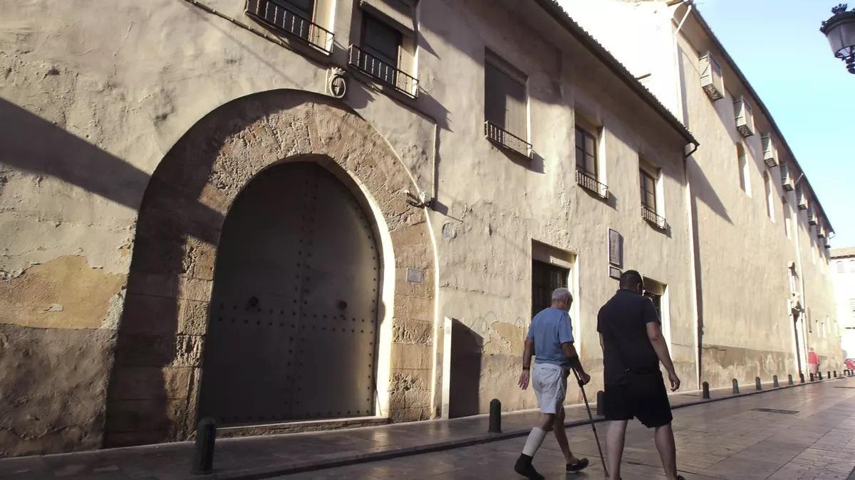 Puerta de acceso al antiguo convento de Santa Clara por la calle Montcada, en Xàtiva.