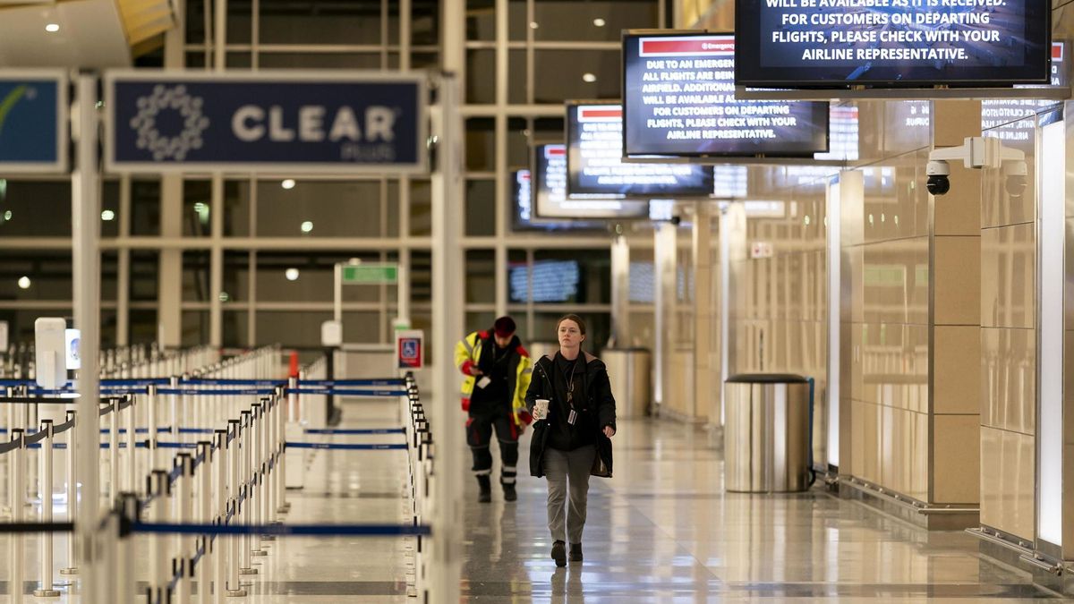 Las pantallas del aeropuerto Ronald Reagan informan del cierre que ha provocado el accidente.