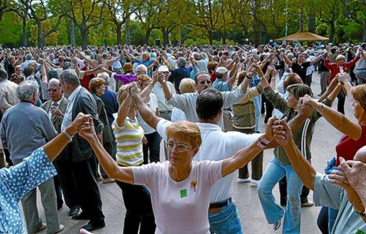 La festa de la dansa 8 Ballada de sardanes en una edició anterior de l’Aplec de les Roquetes. La festa de la dansa 8 Ballada de sardanes en una edició anterior de l’Aplec de les Roquetes.