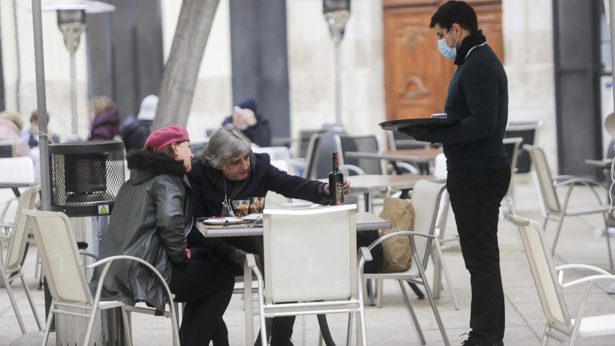 Restricciones y desescalada en la Comunitat Valenciana: ultiman reabrir las terrazas de bares y hostelería a partir del 1 de marzo.