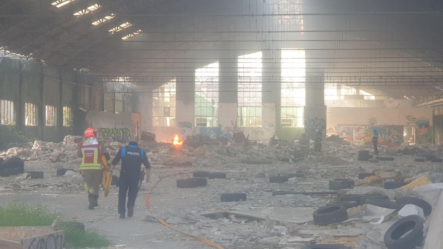 Alarma en San Claudio (Oviedo) por un incendio en la antigua fábrica de loza