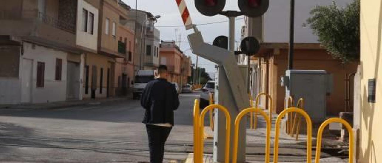 FGV alega que ha retirado un paso peatonal porque el conductor del tren no ve el cruce