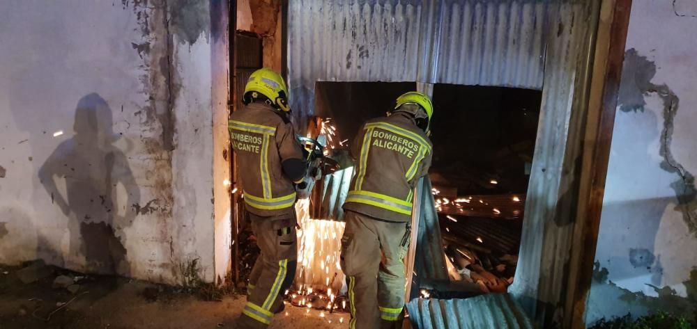 En el siniestro no se produjeron daños personales, aunque si ardió un vehículo de alta gama y la mitad de la nave de unos 200 metros cuadrados en la que se encontraban.