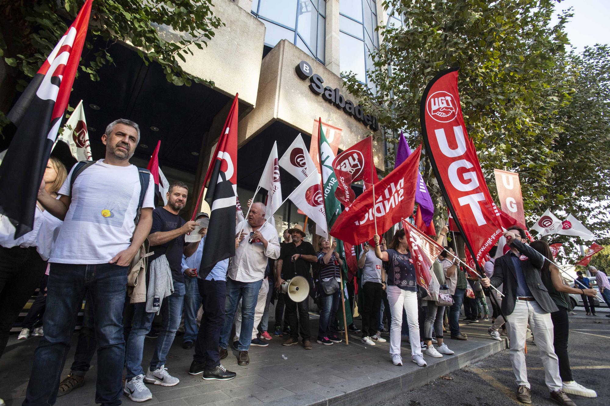 Protesta por las condiciones laborales en Banco Sabadell