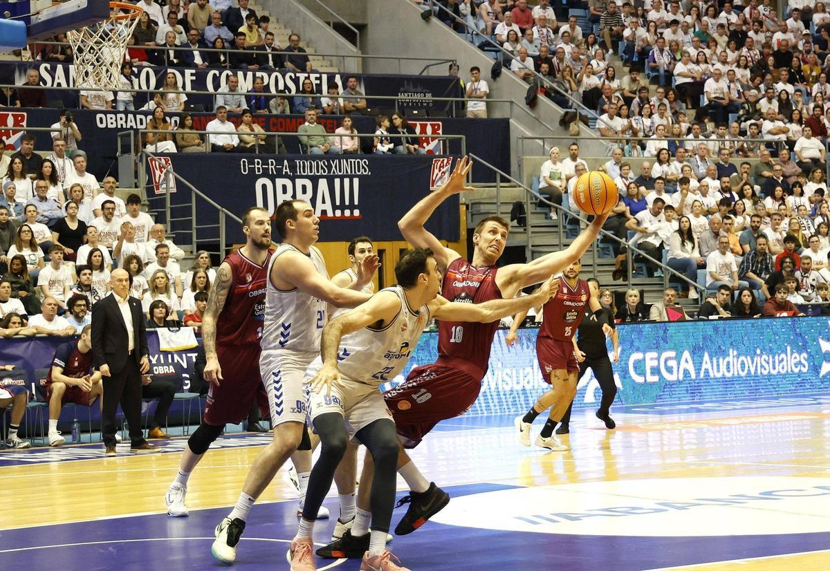 Brodziansky luchando por un balón con dos defensores