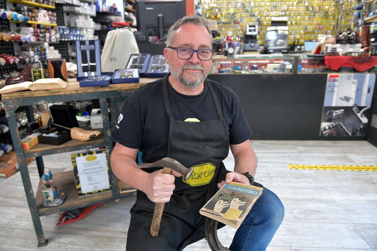 El zapatero Roberto Purriños, en su taller de la calle San Andrés.
