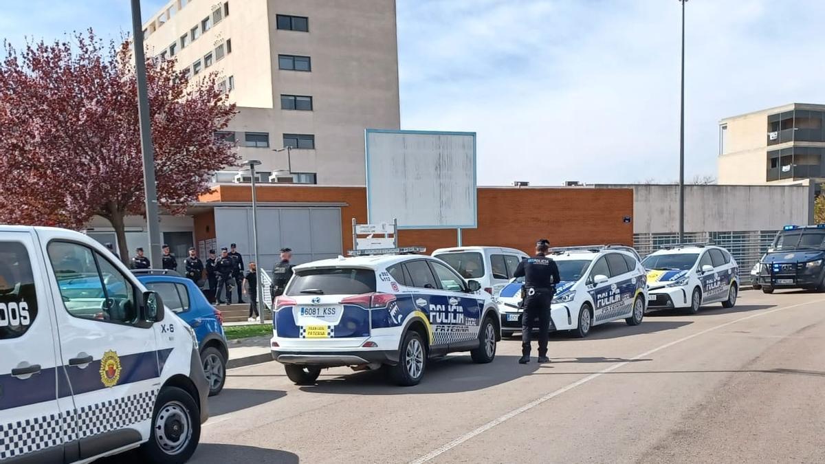 Despliegue policial tras un incidente frente al centro de salud de La Coma el pasado mes de marzo.