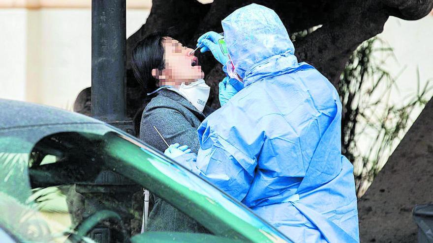 Un sanitario realiza un test del virus a una mujer en el hospital Malva-rosa, de València.