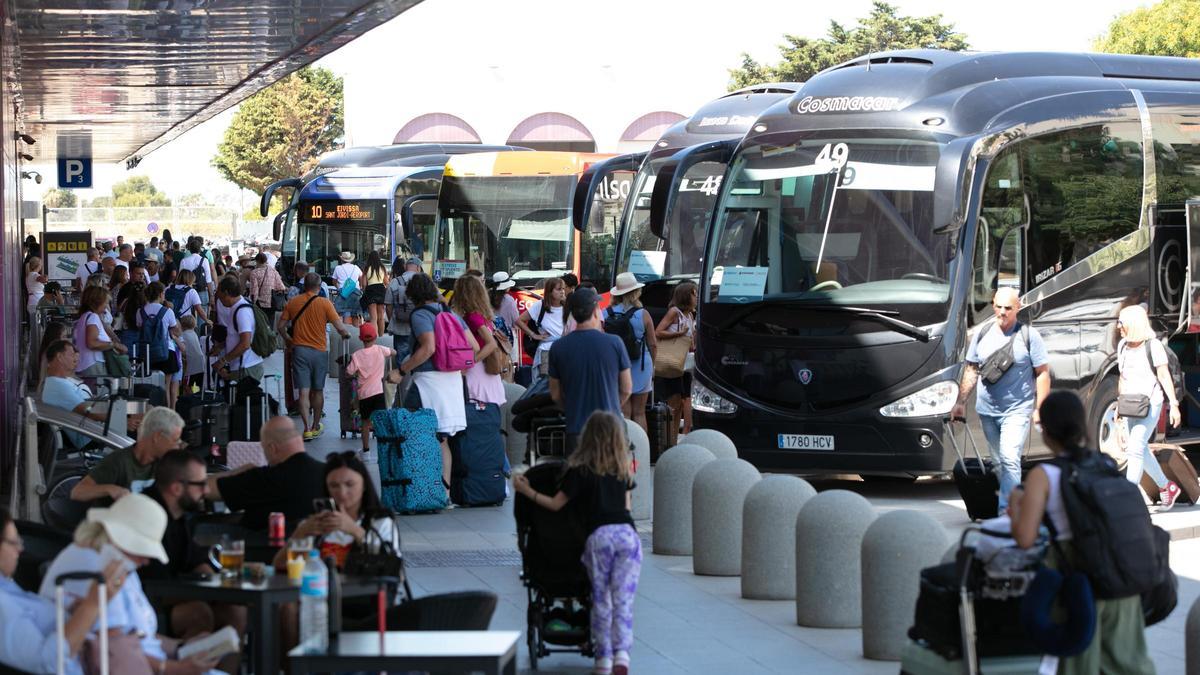 Imagen de archivo del exterior del aeropuerto en pleno verano.