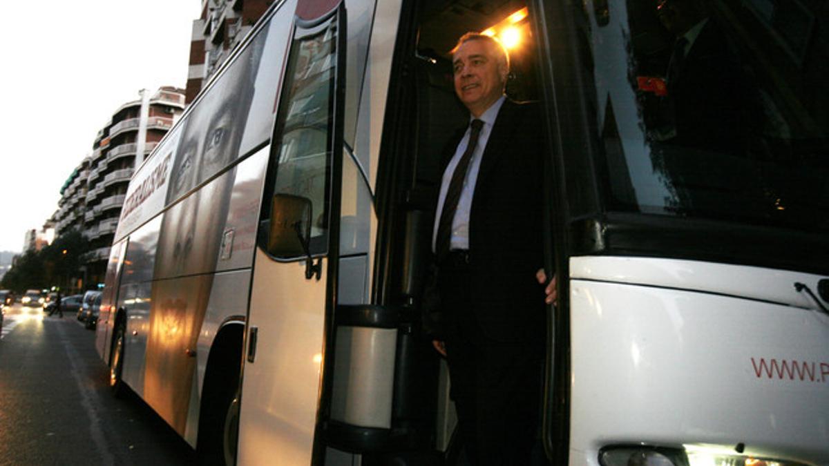 Pere Navarro posa en la escalerilla del autobús de los periodistas que siguen la campaña del PSC, este jueves.