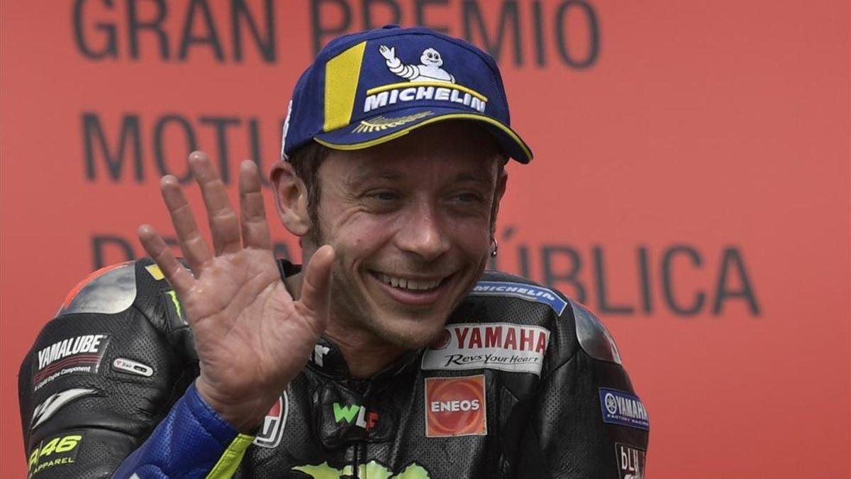 Rossi saluda desde el podio de Termas