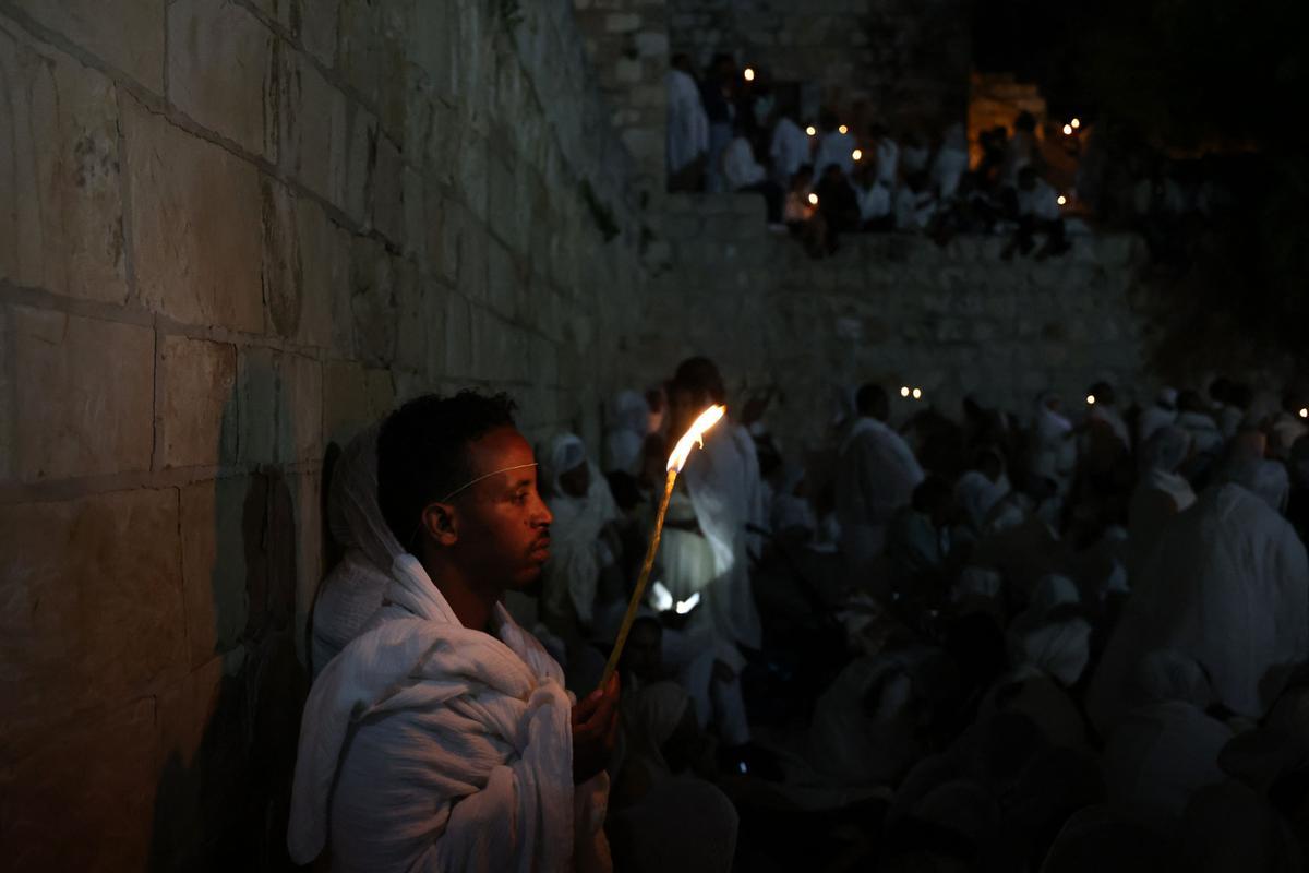 Cristianos ortodoxos celebran “Fuego Sagrado” en Jerusalén. eregrinos cristianos ortodoxos sostienen velas durante la ceremonia del Fuego Sagrado, un día antes de la Pascua ortodoxa, el sábado 15 de abril de 2023 en la Iglesia del Santo Sepulcro en la Ciudad Vieja de Jerusalén, donde muchos cristianos creen que Jesús fue crucificado y enterrado antes de resucitar.