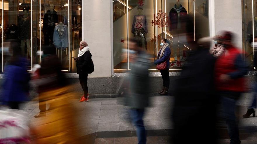 Viandantes en una zona comercial de Madrid.