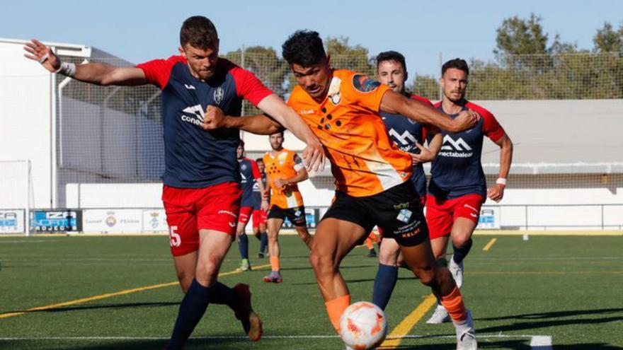 Un instante del partido entre la Penya Independent y el Manacor, que acabó con un 1-2.