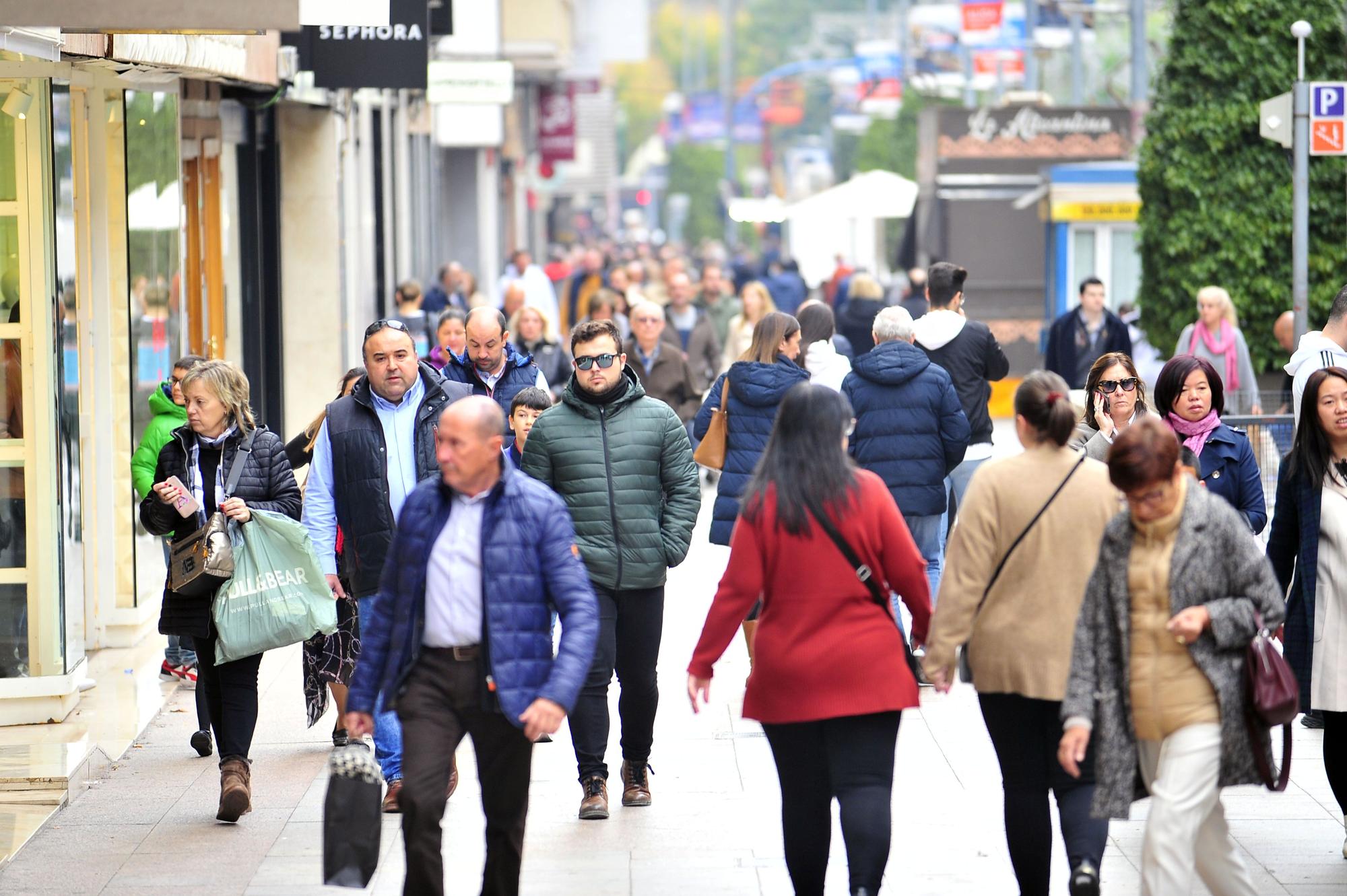 Alicantinos disfrutan de las rebajas en Maissonave