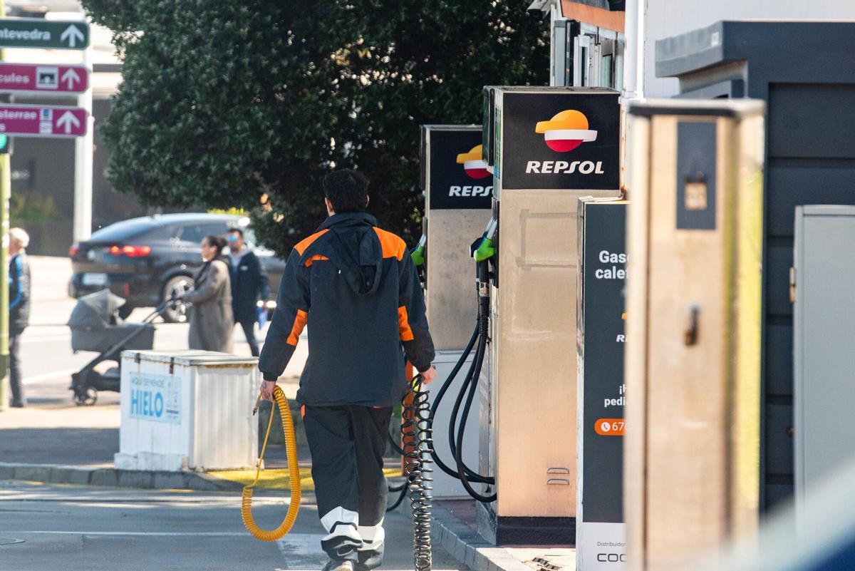 Repostar gasolina en surtidores de A Coruña es un 5% más caro que en la pasada Semana Santa.