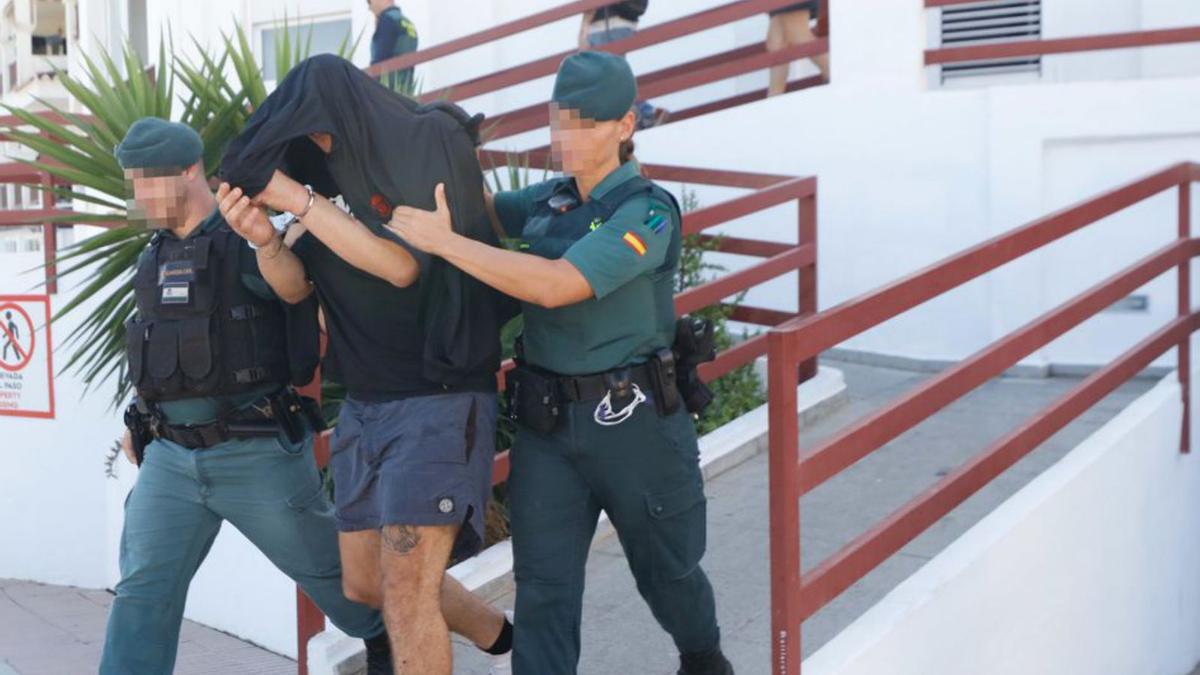 Los Otros Dos Sospechosos Detenidos En El Brisol, Bajo Custodia De La Guardia Civil. | J.a.riera