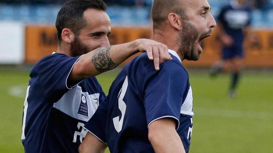 Omar Sampedro y Dani López celebran un gol del segundo.