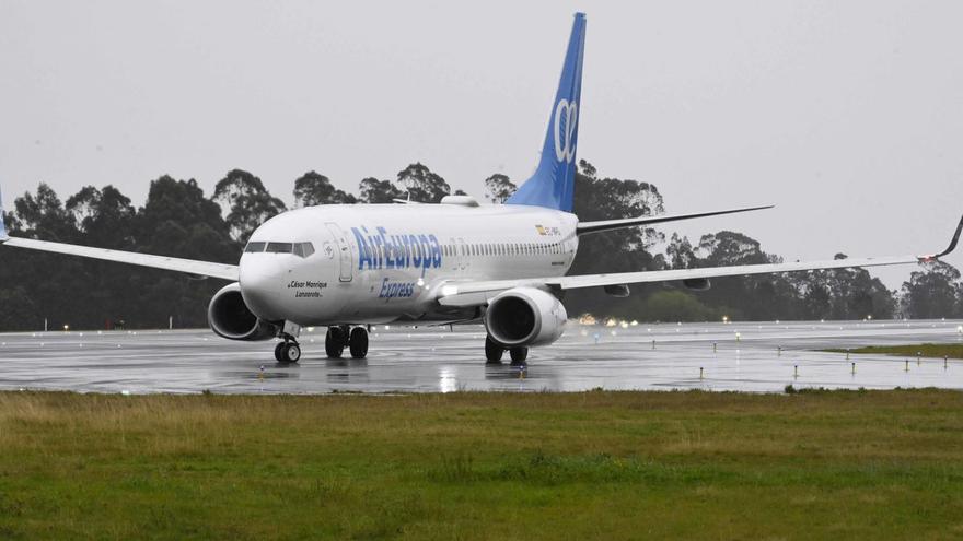Un avión de Air Europa aterrizando este sábado en el aeropuerto de Peinador bajo la lluvia. | Pablo Gamarra