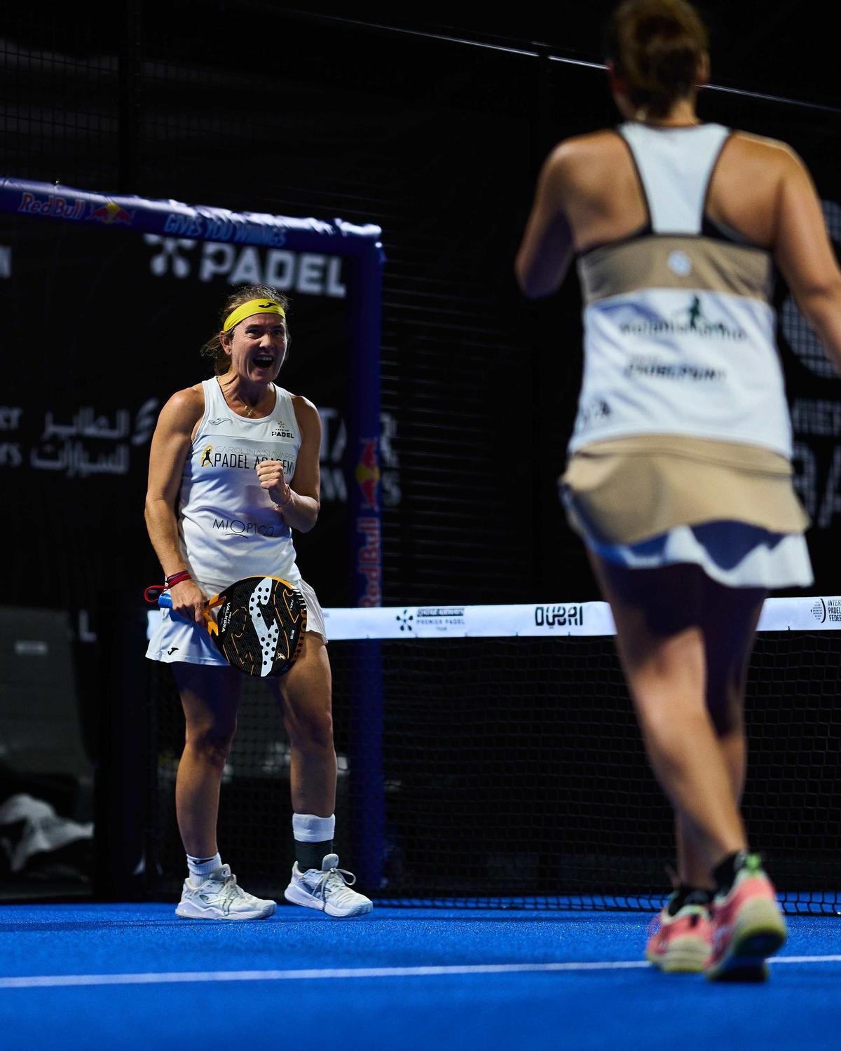 Poeza de Carolina Navarro que sigue adelante procediendo de la previa y con 49 años