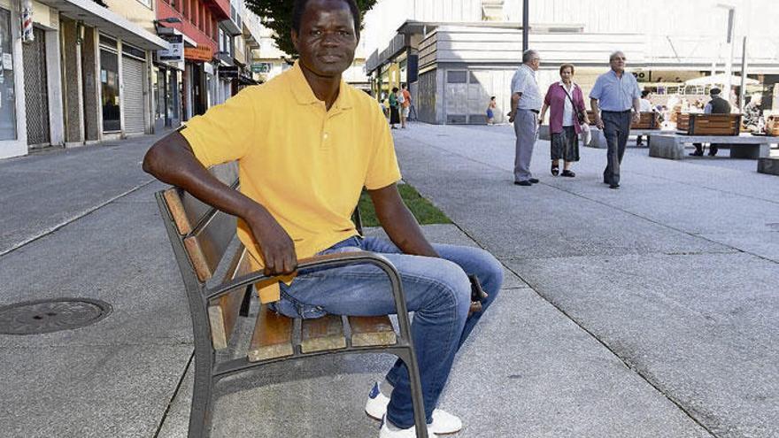 Djibril Faye, en un banco de la plaza de As Conchiñas.