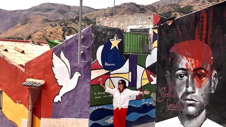 Carmen Alemany, junto a los murales dedicados al poeta en Orihuela.