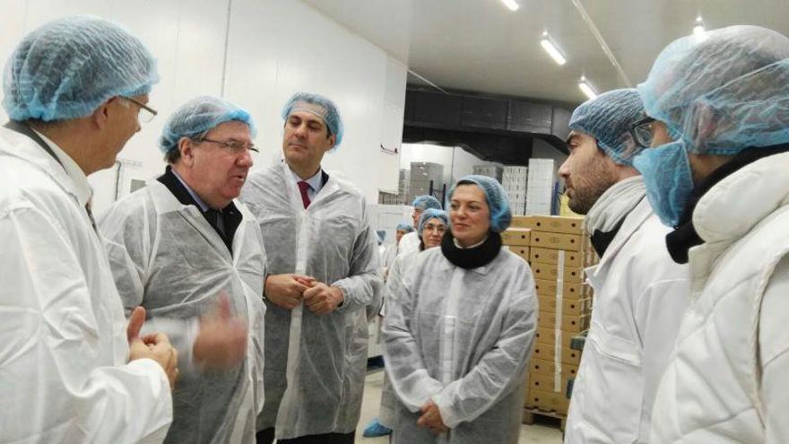 Juan Vicente Herrera, presidente de Castilla y León, en la fábrica de Quesos El Pastor, Santa Cristina de la Polvorosa.