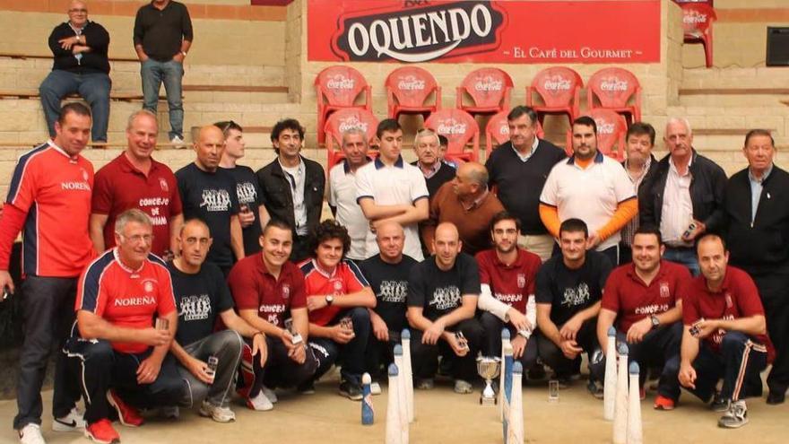 Foto de grupo de jugadores y organizadores tras la disputa de la final.