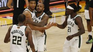 Antetokounmpo celebra con sus compañeros de los Bucks la victoria en Phoenix