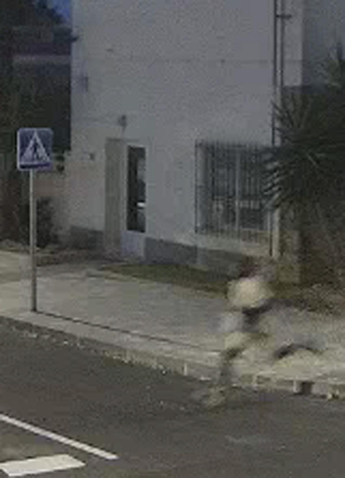 Las cámaras captaron al sospechoso huyendo del lugar tras el atraco.
