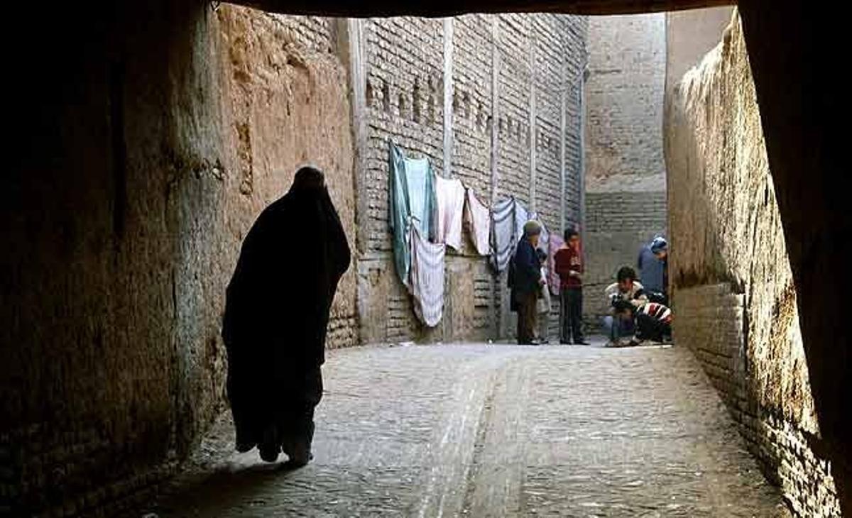 Nens afganesos juguen en un carrer d’Herat, a l’oest de l’Afganistan.