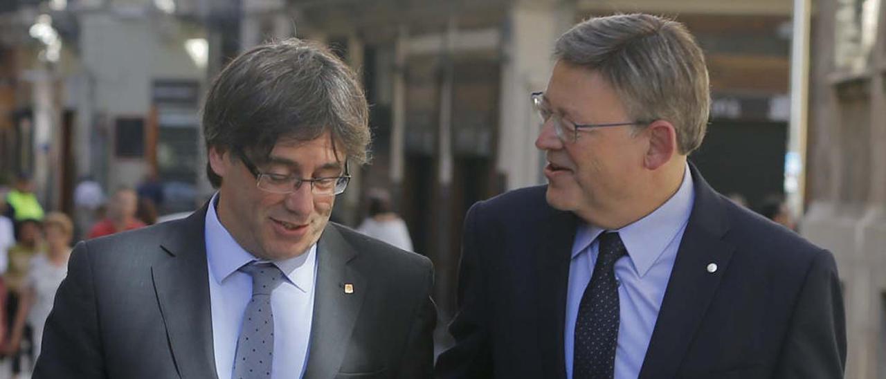 Carles Puigdemont y Ximo Puig, durante la visita institucional del presidente catalán a València en septiembre de 2016.