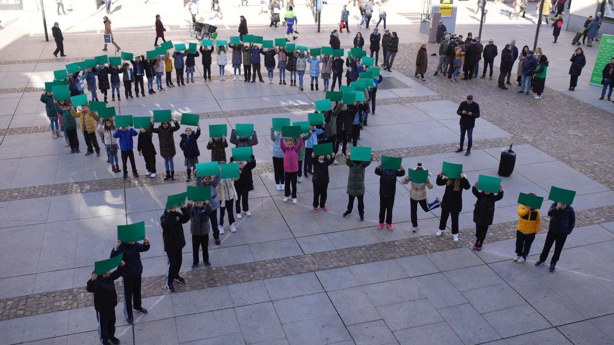 Lazo verde alusivo al cáncer de los alumnos del colegio Medalla Milagrosa