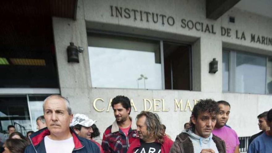 Mariscadores protestan a las puertas de la Casa del Mar.