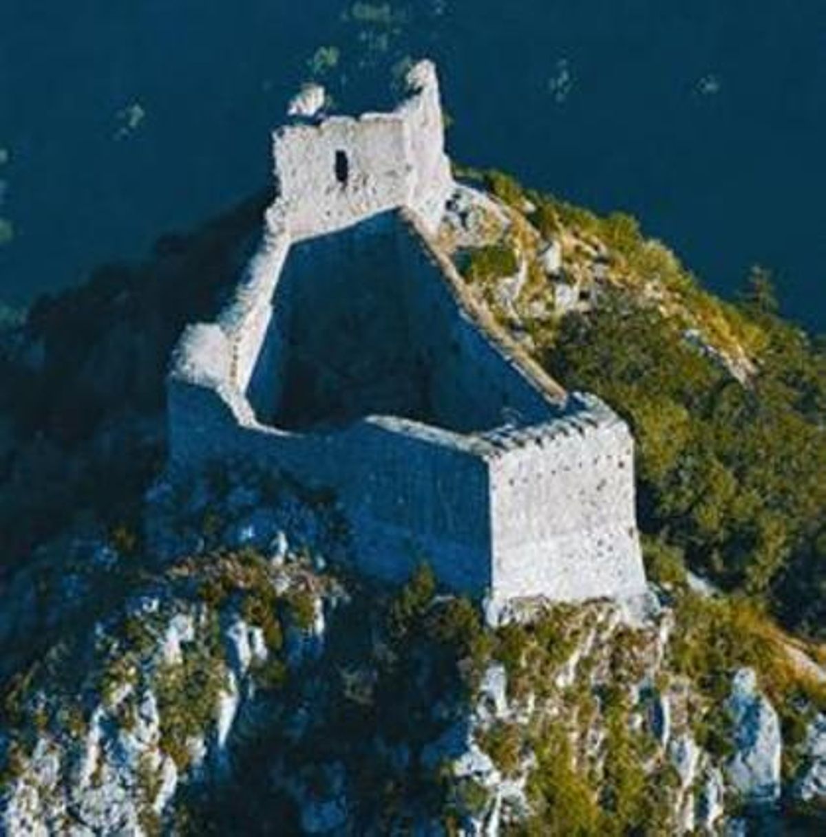 El castell de Montsegur, al sud de França, guarda el secret dels càtars. El castell de Montsegur, al sud de França, guarda el secret dels càtars.