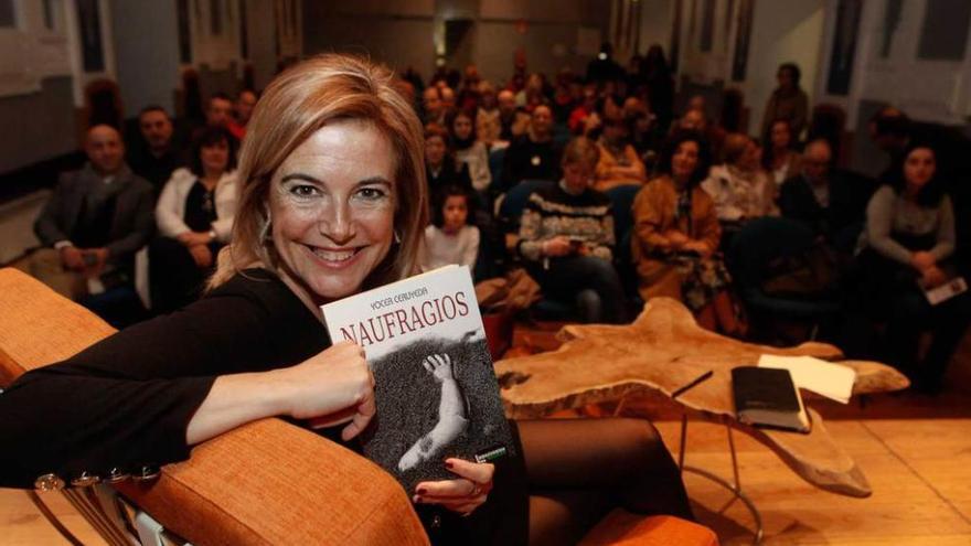 Rocío Menéndez Traba posa con su libro, &quot;Naufragios&quot;, con la sala llena para la presentación.