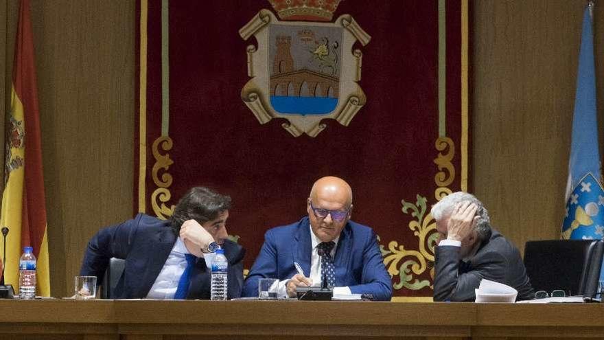 Los vicepresidentes Jorge Pumar y Rosendo Fernández conversan con Baltar en el centro. // Enzo Sarmiento