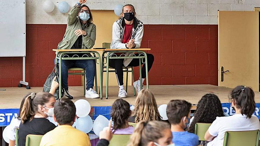 Sullastres (derecha), ayer en la charla.   | // L.O.