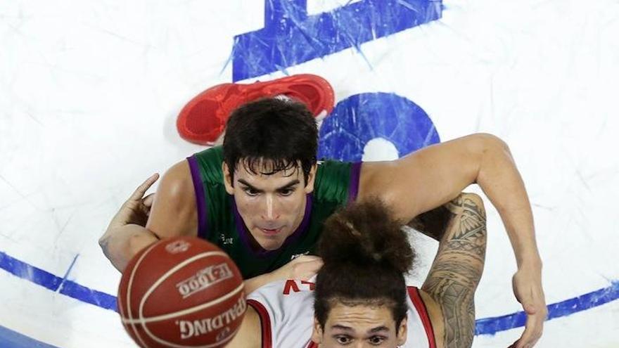 Carlos Suárez trata de frenar a Isaac Fotu, en el Unicaja-Zaragoza del viernes.