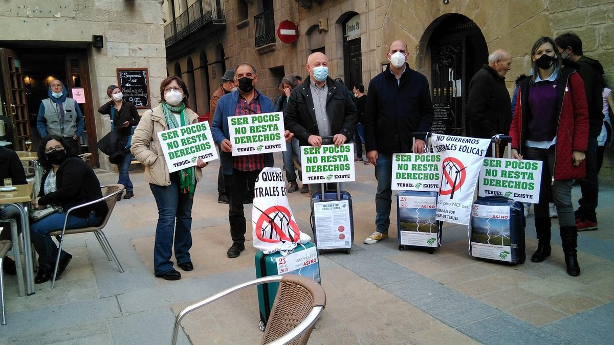 Protesta contra la instalación de renovables en el Matarraña celebrada en Valderrobres el pasado mes de abril.