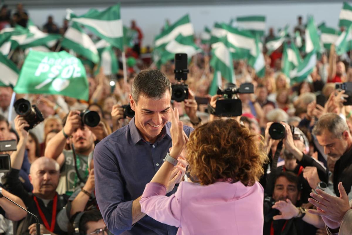 Pedro Sánchez y María Jesús Montero, este miércoles en el mitin de Granada.