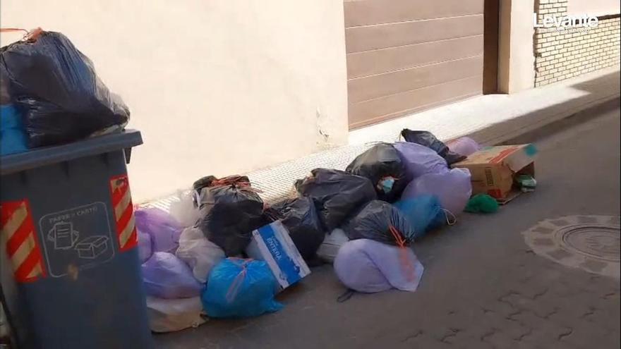 Carcaixent pide declarar la emergencia sanitaria para retirar la basura acumulada en las calles por la huelga