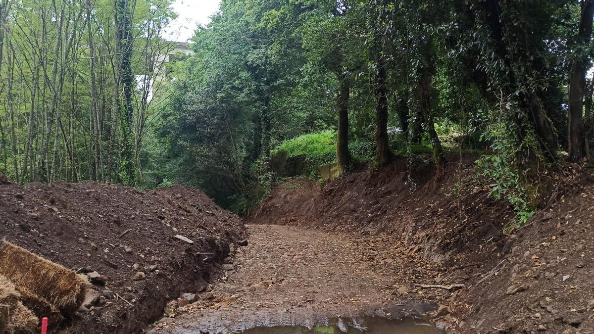 Estado de la zona de Suarribas tras las obras de la senda peatonal y ciclista entre Santiago y Milladoiro paralizada en el entorno del Bosque del Banquete de Conxo