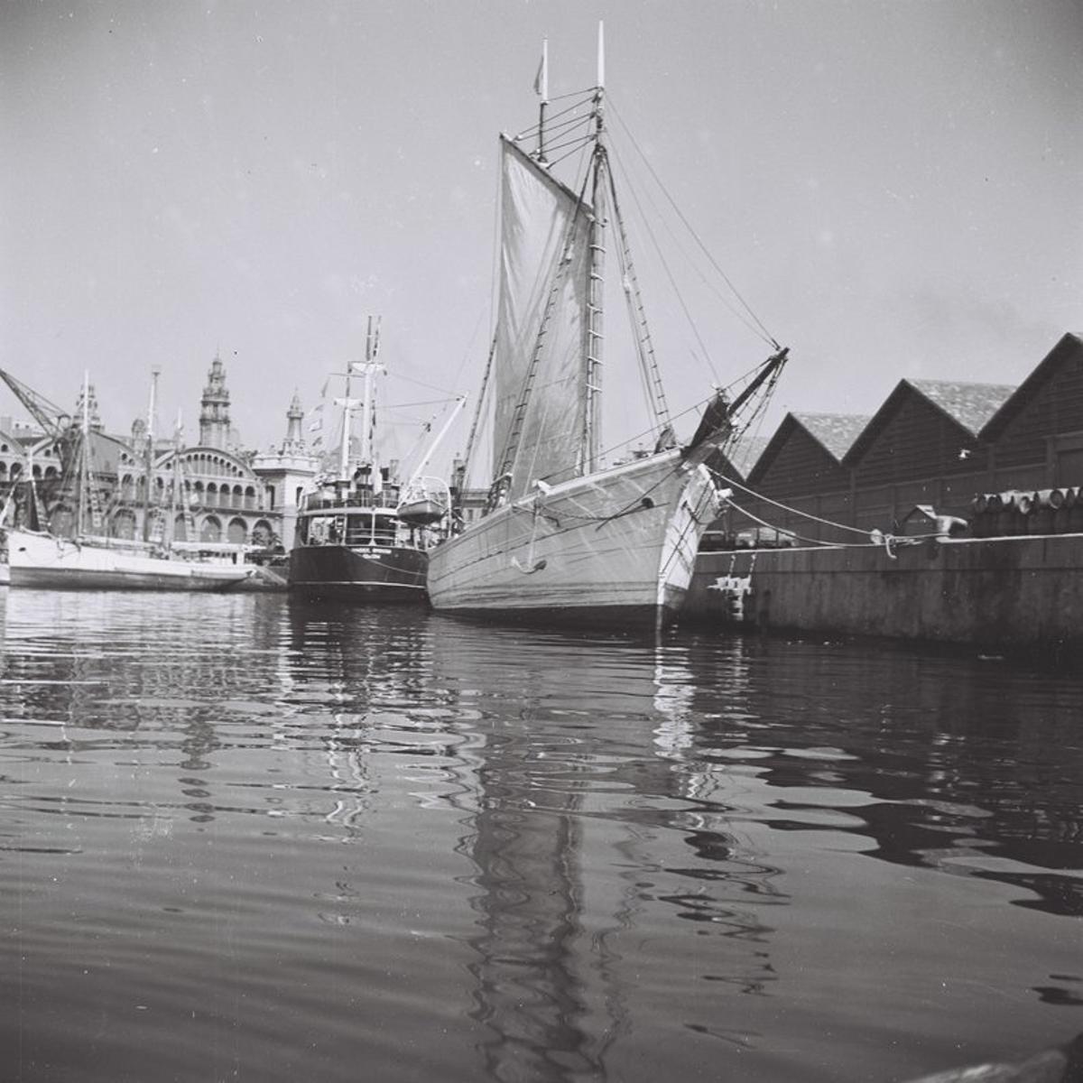 Un velero amarrado junto al Moll d’Espanya, espacio que, hasta la transformación de la ciudad y el puerto realizada antes de los Juegos Olímpicos, ubicaba numerosos tinglados. Ahora acoge toda la zona del Maremagnum. 