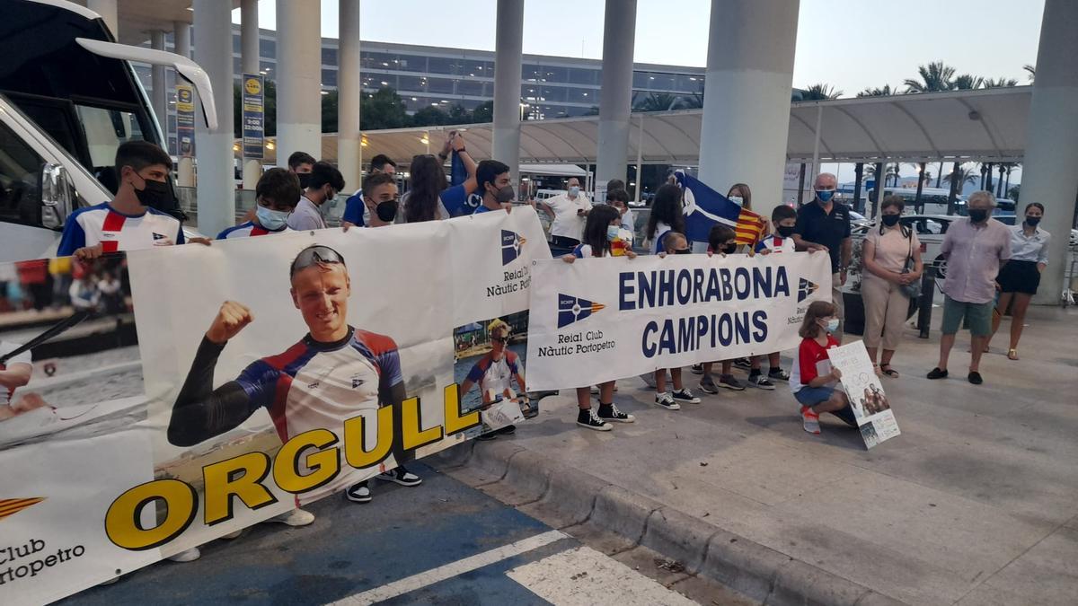 El recibimiento que esperaba a Cooper en el aeropuerto de Palma.