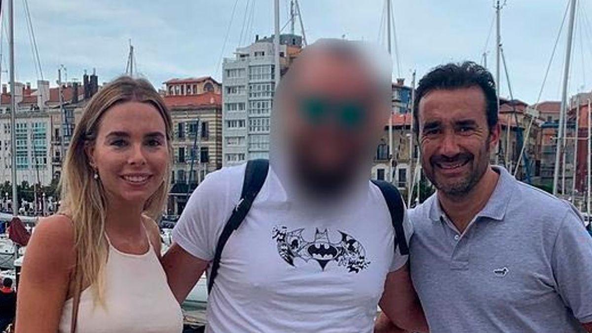 Mientas Juanma Castaño mostraba su fondo de Pantalla, un fan colgaba una foto en la que salía con él y Helena Condis en Gijón