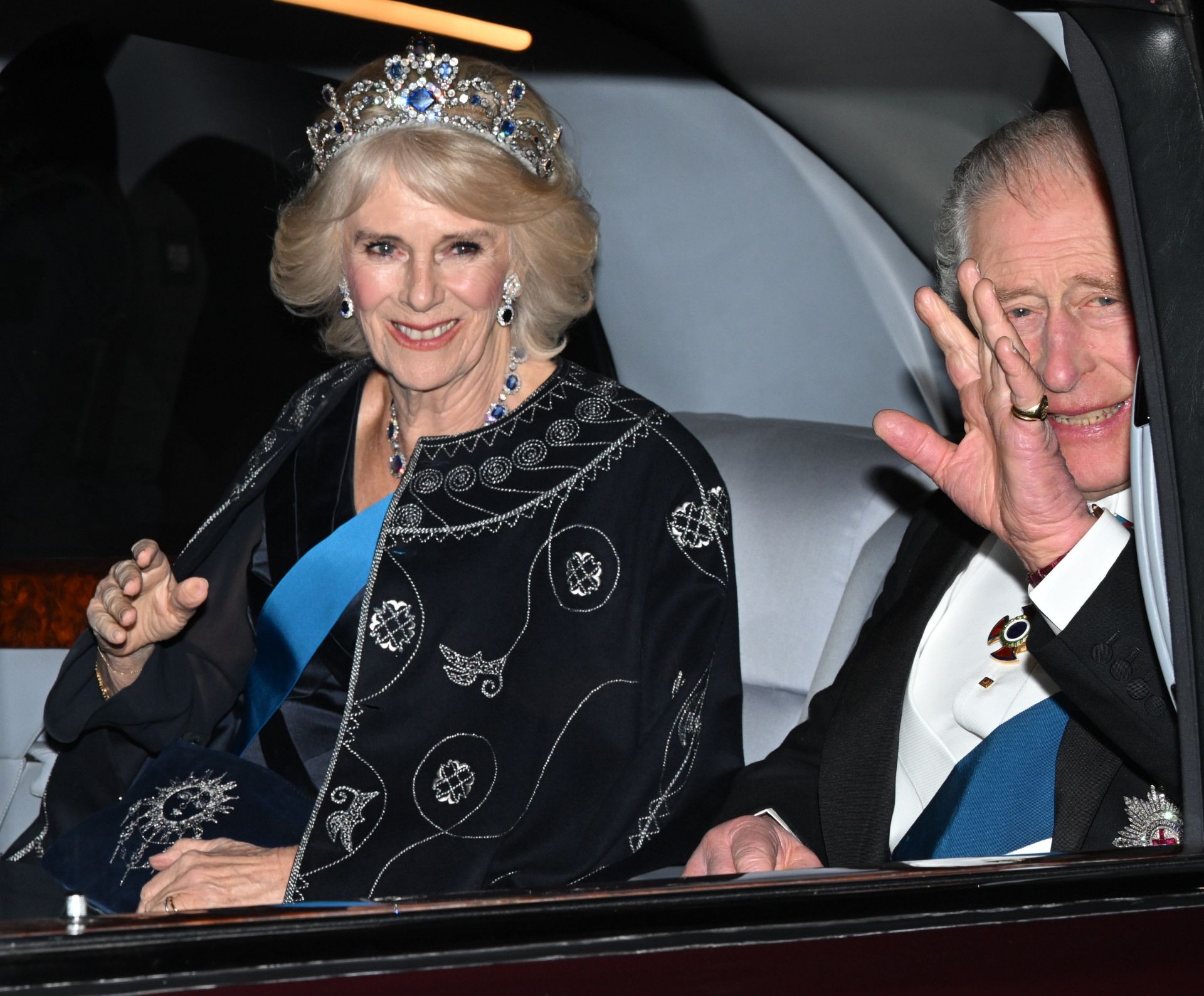 La reina Camilla y el rey Carlos III en una recepción en Buckingham