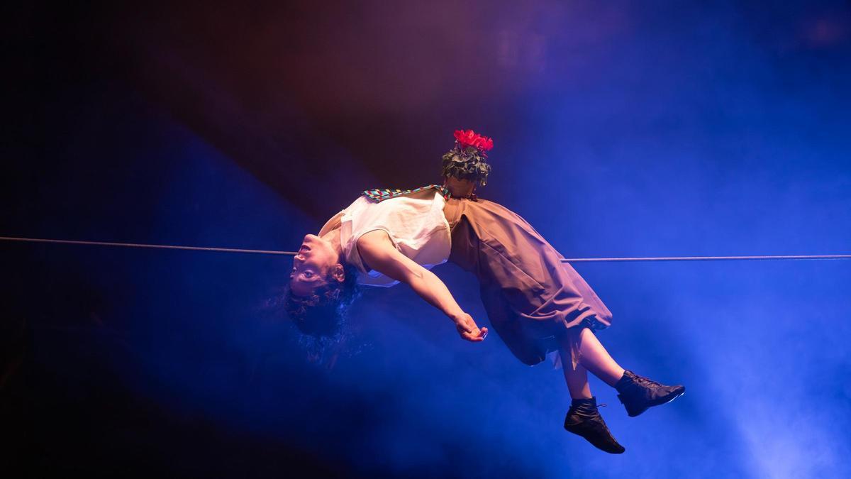 Una de las acrobacias de 'La gran plantada' del Circ d’Hivern de l'Ateneu Popular 9 Barris.