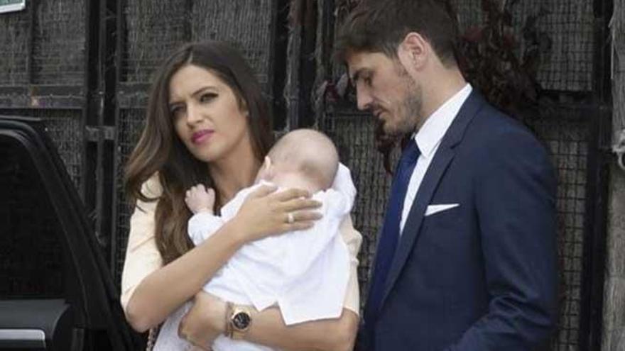 Sara Carbonero e Iker Casillas, con su hijo.