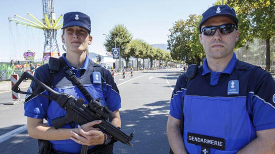 Policías en la zona del ataque al tren en Suiza.